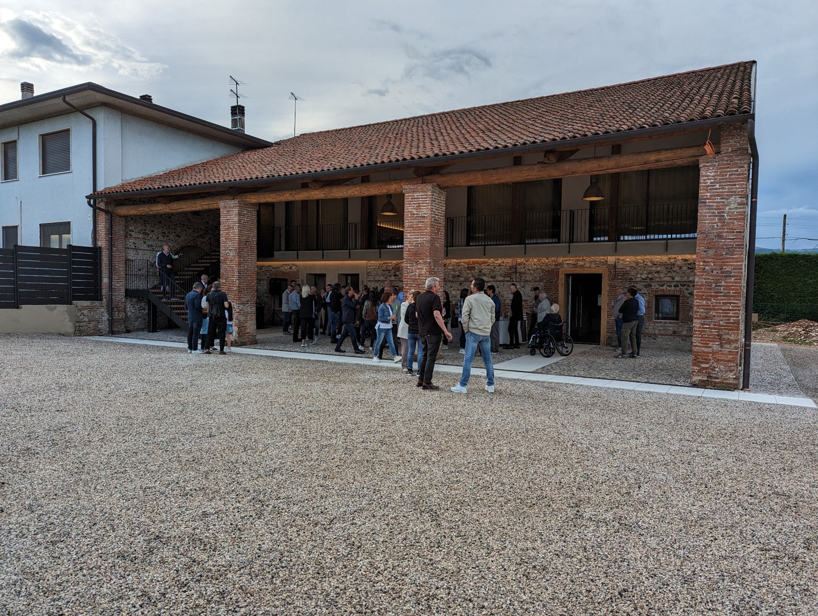 La corte e il portico di Cà Breganze durante un evento