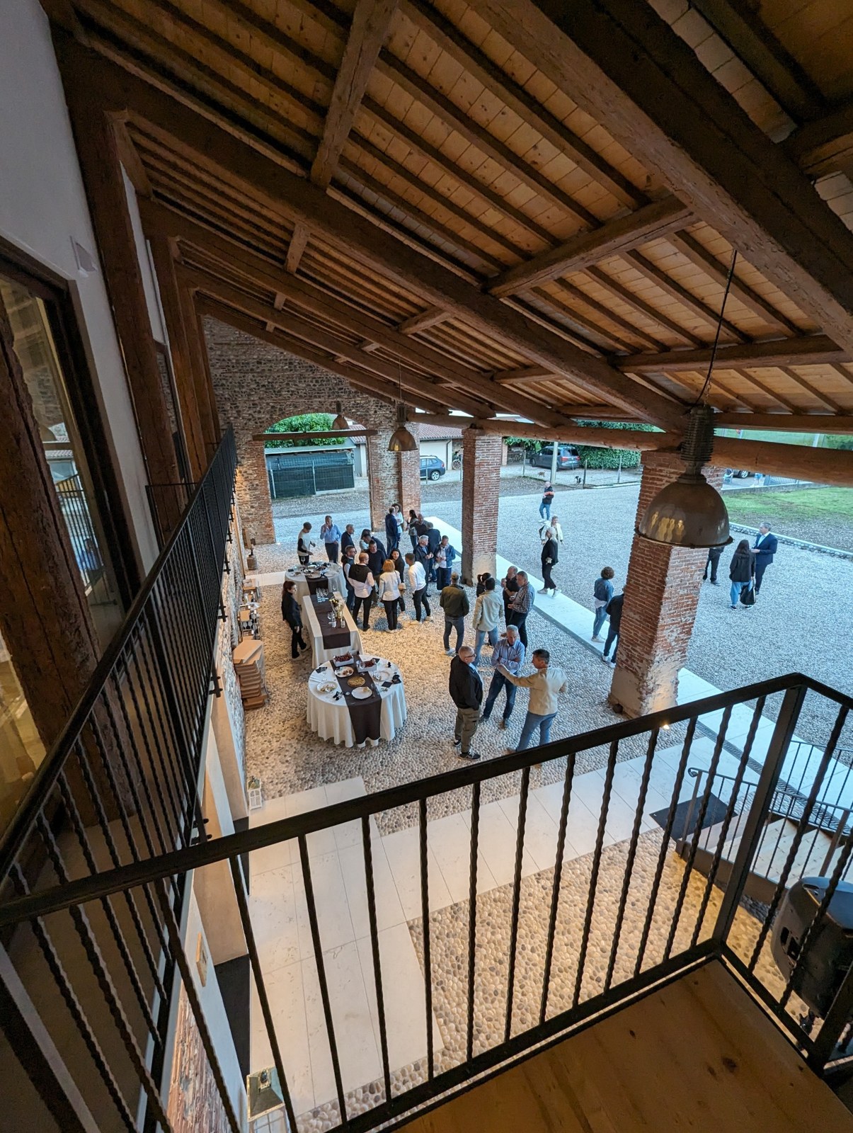 Vista dall’alto del portico e dell’allestimento per un evento