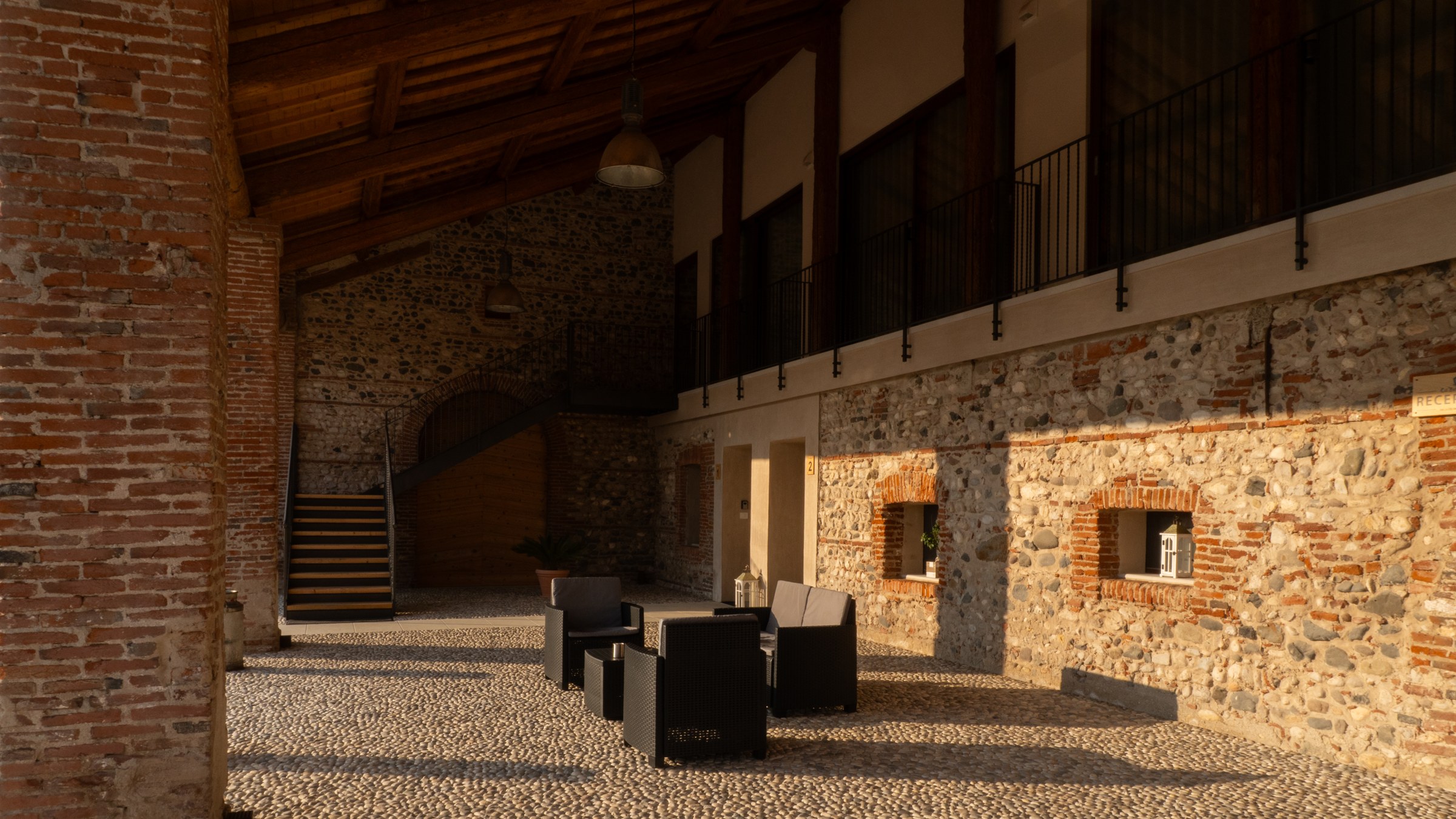 Il portico in pietra e legno di Cà Breganze